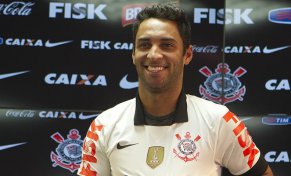 Aleluia! Corinthians acerta saída de meia renegado pela Fiel