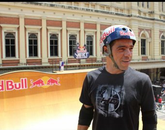 Hexacampeão mundial de skate vira comentarista em jogo do Red Bull com Rádio FI