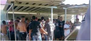 Crise? CT do Corinthians é invadido por grupo de 100 torcedores