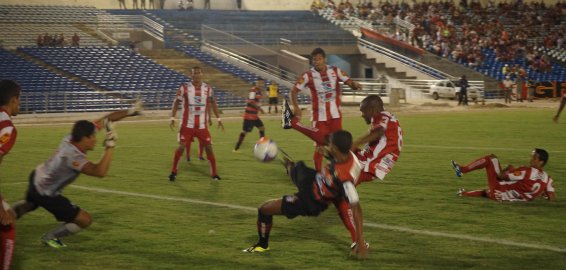 PARAIBANO: Campinense vence duelo de 6 pontos e dorme na ponto