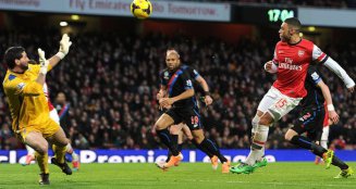 INGLÊS: Arsenal vence e assume liderança provisória