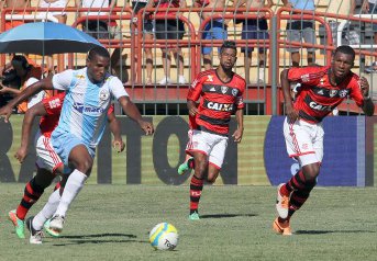 CARIOCA: Brocador brilha, marca 4 e Flamengo volta à liderança