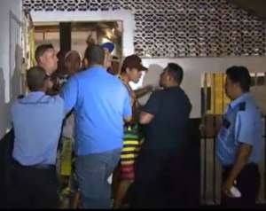 Virou moda? Torcida de time do Paulistão tenta invadir vestiário após derrota