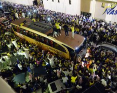 Nas graças da torcida, ex-Corinthians celebra título e artilharia na Arábia Saudita