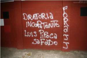 Torcida do São Paulo protesta e CT amanhece pichado. Veja fotos!