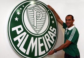 Palmeiras oficializa chegada de volante do Internacional