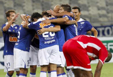 MINEIRO: Cruzeiro derrota Villa Nova e assume ponta