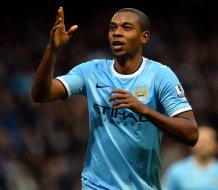 Inglês: Fernandinho diz que lesão não é grave e volta em 15 dias