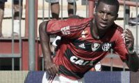 Carioca: Após choque de cabeça, jogador do Flamengo fica desacordado