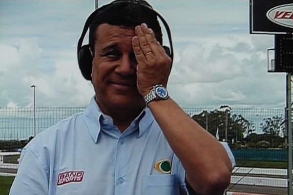 Goleiro sai errado e toma cornetada de narrador: “Saiu mal pra c…”