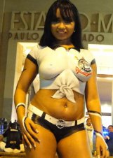 Modelo Cássia Melo tira a roupa e mostra curvas no Pacaembu