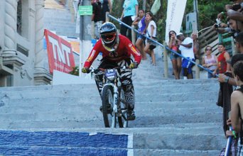 Poupafarma patrocina novamente a Descida das Escadas de Santos
