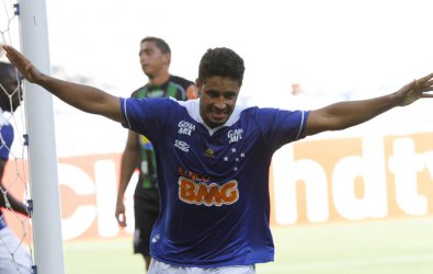 MINEIRO: Ex-Palmeiras marca dois e Cruzeiro bate o América