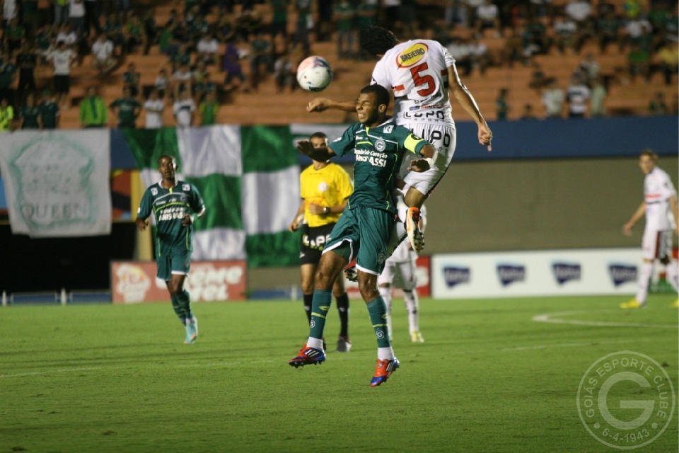 GOIANO: Goiás vence mais uma e dispara na liderança