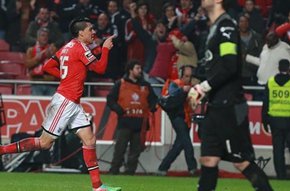 PORTUGUÊS: Benfica vence clássico contra o Sporting e assume a liderança