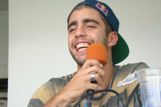 Surfista pé quente se diverte na transmissão da Rádio FI