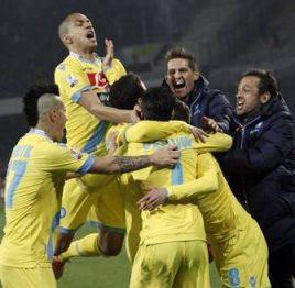 Copa da Itália: Com Maradona na tribuna, Napoli ganha e passa à final