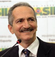 Ministro cobra providências da Conmebol em caso de racismo contra Tinga