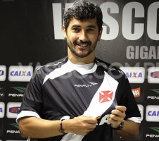 Adilson Batista confirma estreia de camisa 10 no Vasco