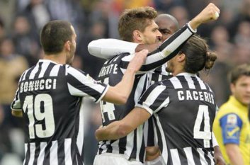 ITALIANO: Zaga falha, mas Juventus vence e mantém folga na ponta