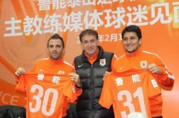 Chinês: Brasileiro marca na estreia, e time do técnico Cuca vence