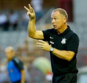 Paulistão: Criticado, Mano Menezes muda esquema no Corinthians