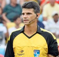 Ameaçado, auxiliar que errou no clássico carioca aciona polícia