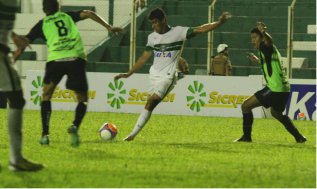 PARANAENSE: Coritiba encara o líder e Atlético o vice