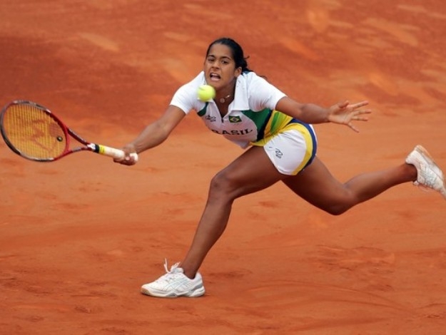 Tênis: Teliana Pereira derrota romena na estreia do Rio Open