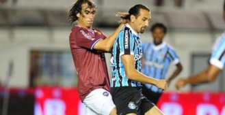 GAÚCHO: Grêmio bate Caxias com gols improváveis e segue líder