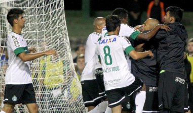 PARANAENSE: Coritiba vence no jogo mil do ídolo Alex