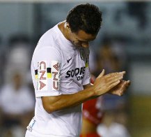 Paulistão: Leandro Damião dedica o 1º gol no Santos para seu pai
