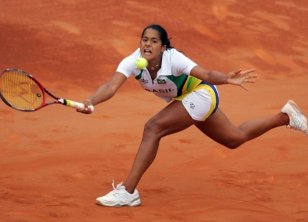 Tênis: Teliana vence romena e vai à semifinal do Rio Open