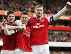 INGLÊS: Arsenal e Manchester City vencem e colam no Chelsea