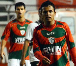 Portuguesa obtém vitória na Justiça e tira lateral de rival do Paulistão