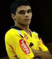 Com grande bagagem, jovem zagueiro analisa propostas