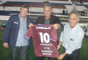 Viva o homem, tchê! Técnico Tite é homenageado antes do clássico Ca-Ju