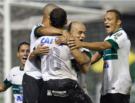 PARANAENSE: Coritiba sofre, mas vence e mantém liderança
