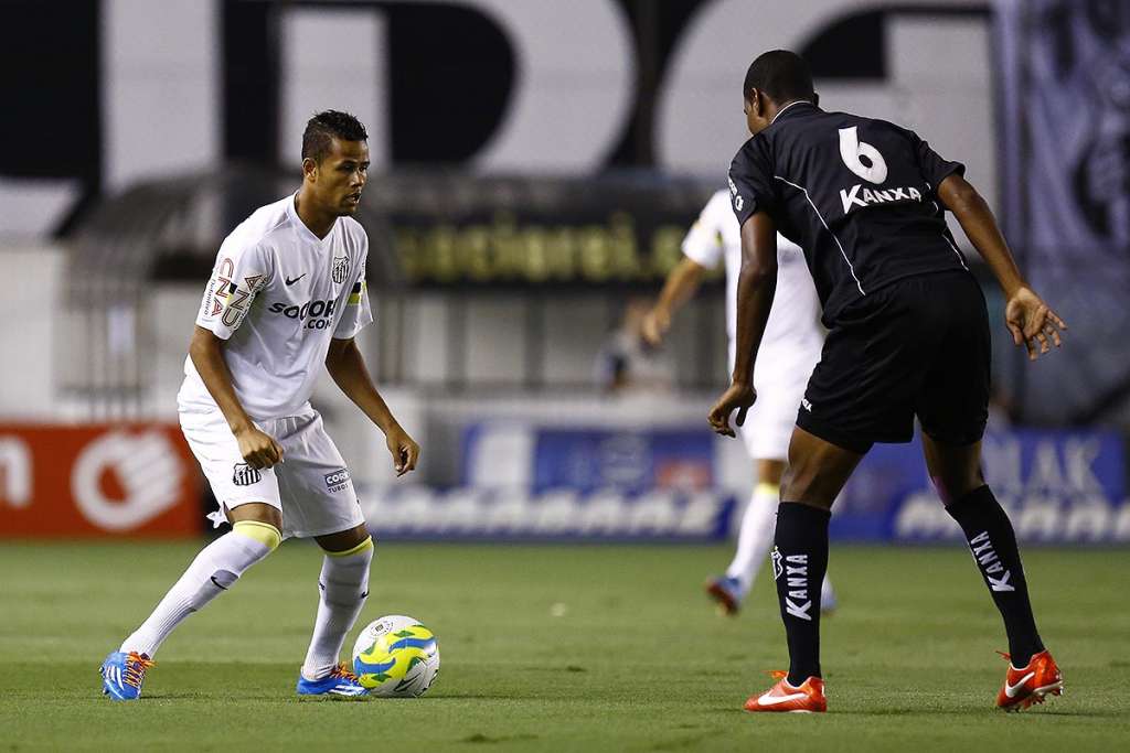 Santos 5 x 0 Bragantino – Vila Belmiro vira Sambódromo e “Meninos” desfilam