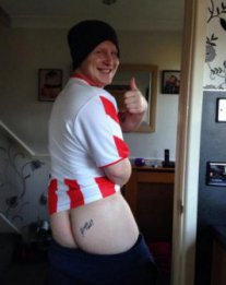 Torcedor “loucão” pede demissão de técnico através de tatuagem na nádega