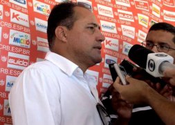 Debaixo de protestos, “cartola-jogador” anúncia técnico do Mogi