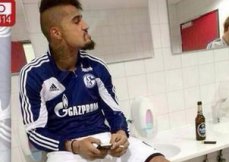 Alemão: Jogador é flagrado fumando no vestiário e médico é demitido