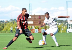 PARANAENSE: Furacão vence, respira e ainda passa rival