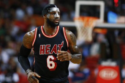 NBA: LeBron troca máscara e lidera Heat em mais uma vitória