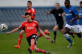 PORTUGUÊS: Gaitán brilha, Benfica vence e segue líder isolado