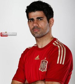 Atacante convocado por Felipão tira a primeira foto como jogador espanhol