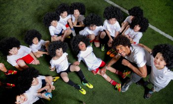 Zagueiro da seleção é embaixador de campanha para ajudar as Aldeias Infantis