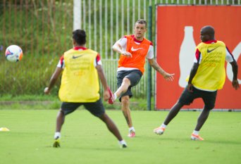 Gaúcho: Recuperado, zagueiro treina e deve jogar pelo Inter