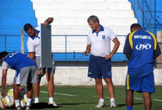 Técnico à moda inglesa! Fahel Júnior ataca de ‘manager’ e faz história no Rio Claro