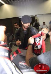 É da nação? David Beckham aparece no Rio com a camisa do Mengão